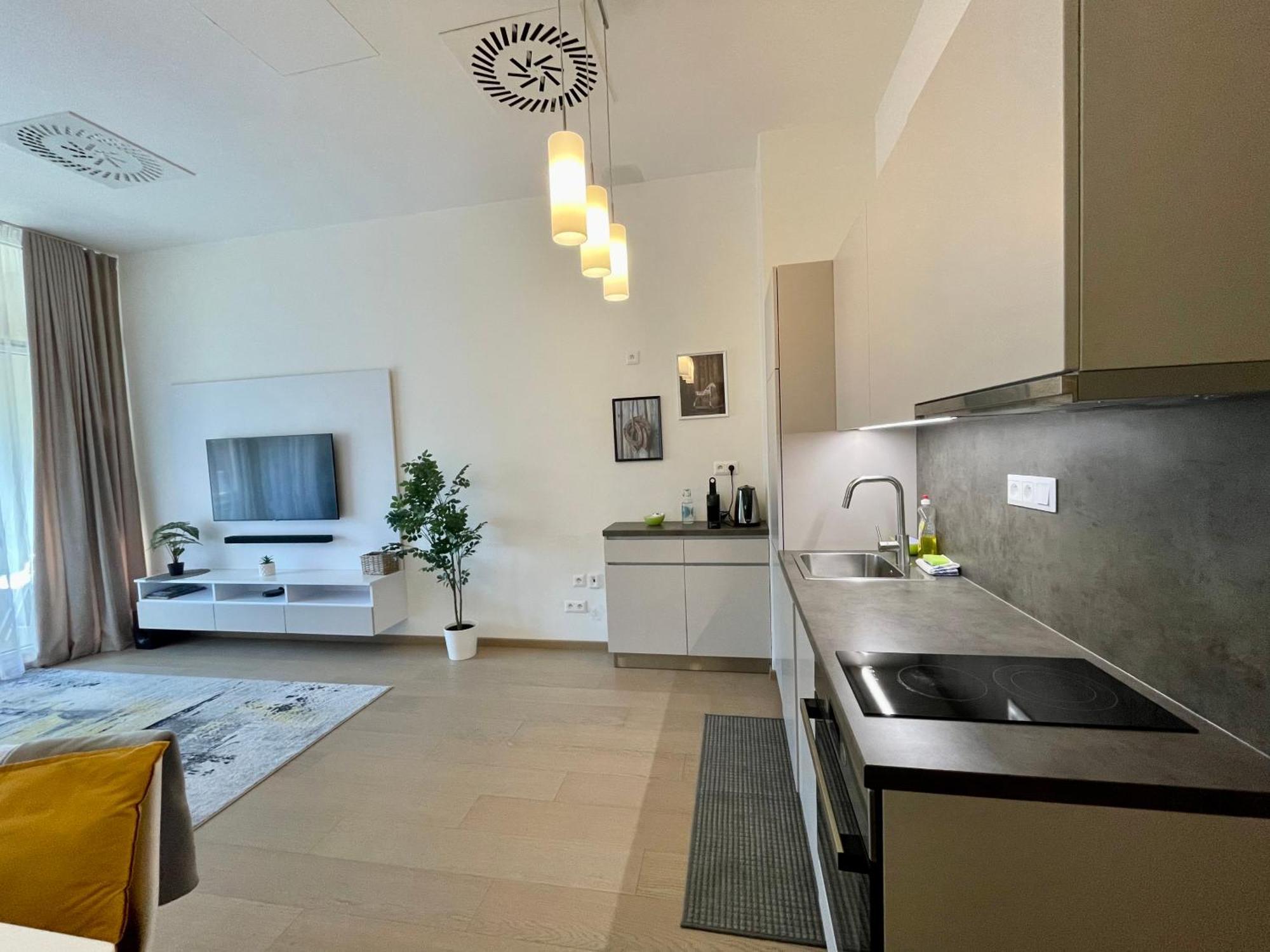 New, Beautiful Apt With Parking In Best Location! 브라티슬라바 외부 사진